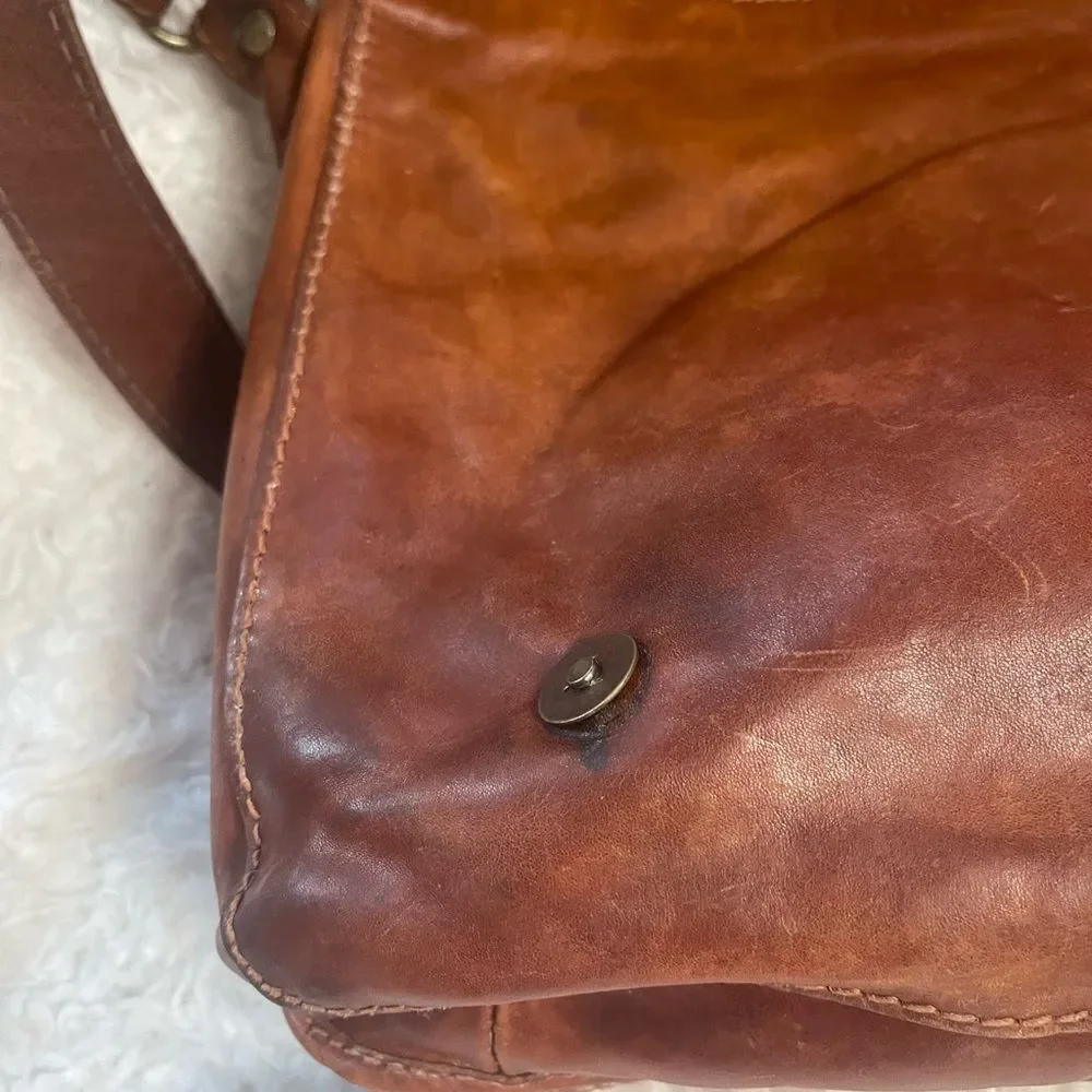Vera pelle made in Italy leather faded brown messenger Bag with rustic hardware